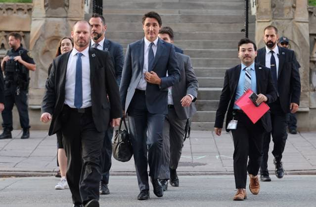 October 3, 2023, Ottawa, ON, Canada: Prime Minister Justin Trudeau walks from Parliament Hill to the One Alberta. One Canada. reception in Ottawa on Tuesday, October 3, 2023. Ottawa Canada  - ZUMAc35_ 20231003_zaf_c35_191 Copyright: xPatrickxDoylex