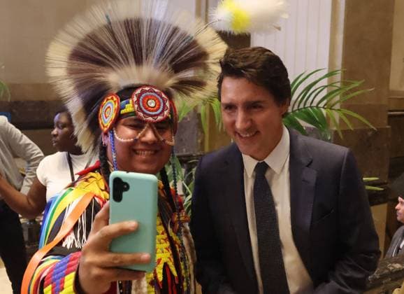 News Bilder des Tages October 3, 2023, Ottawa, ON, Canada: Prime Minister Justin Trudeau poses for a photo with a member of the Eaglestar Dance Troupe from Calgary at the One Alberta. One Canada. reception in Ottawa on Tuesday, October 3, 2023. Ottawa Canada  - ZUMAc35_ 20231003_zaf_c35_199 Copyright: xPatrickxDoylex