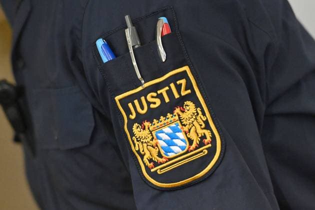 Randmotiv:Symbolfoto: JUSTIZ,Abzeichen am Aermel eines Justizbeamten.Uniform. Strafverfahren gegen Andrea Tandler und Darius NODJOUMI. wegen des Verdachts der Steuerhinterziehung und des Subventionsbetrugs (ãMaskeÒ) vor dem Oberlandesgericht Muenchen OLG II am 04.10.2023. *** Border motif symbol photo JUSTICE,badge on the sleeve of a judicial officer uniform criminal proceedings against Andrea Tandler and Darius NODJOUMI on suspicion of tax evasion and subsidy fraud ÒMaskÓ before the Higher Regional Court of Munich OLG II on 04 10 2023
