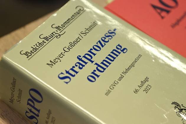 Justiz, Symbolfotos Randmotiv:Strafprozessordnung 66.Auflage 2023.Buch, Strafverfahren gegen Andrea Tandler und Darius NODJOUMI. wegen des Verdachts der Steuerhinterziehung und des Subventionsbetrugs (ãMaskeÒ) vor dem Oberlandesgericht Muenchen OLG II am 04.10.2023. *** Randmotiv Strafprozessordnung 66 Auflage 2023 book, criminal proceedings against Andrea Tandler and Darius NODJOUMI on suspicion of tax evasion and subsidy fraud ÒMaskÓ before the Higher Regional Court of Munich OLG II on 04 10 2023