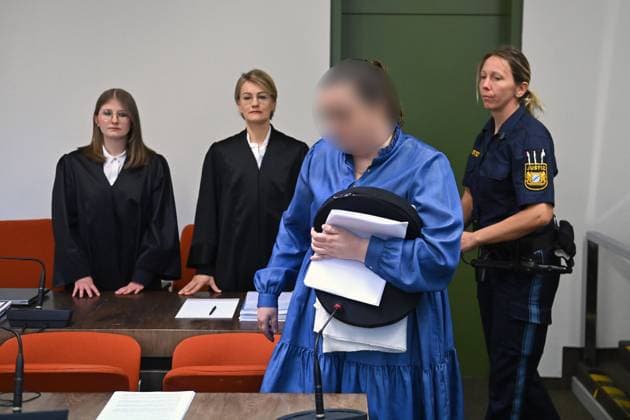 Alexandra TANDLER , hi:Strafverteidigerin Rechtsanwaeltin Dr. Sabine Stetter (re) und Associate Rechtsanwaeltin Cheyenne Blum. Strafverfahren gegen Andrea Tandler und Darius NODJOUMI. wegen des Verdachts der Steuerhinterziehung und des Subventionsbetrugs (Maske) vor dem Oberlandesgericht Muenchen OLG II am 04.10.2023. *** Alexandra TANDLER , hi Strafverteidigerin Rechtsanwaeltin Dr Sabine Stetter re and Associate Rechtsanwaeltin Cheyenne Blum Criminal proceedings against Andrea Tandler and Darius NODJOUMI on suspicion of tax evasion and subsidy fraud mask before the Higher Regional Court Munich OLG II on 04 10 2023