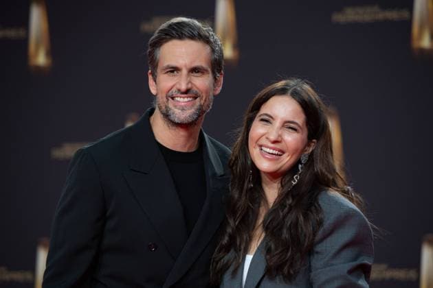 Tom BECK, Schauspieler, und Partnerin Chryssanthi KAVAZI, Roter Teppich, Red Carpet Show, Ankunft, arrival, Verleihung des Deutschen Fernsehpreises, Der Deutsche Fernsehpreis 2023, Deutscher Fernsehpreis 2023 in den MMC Studios Koeln, am 28.09.2023. *** Tom BECK, actor, and partner Chryssanthi KAVAZI, red carpet, red carpet show, arrival, arrival, German Television Award ceremony, The German Television Award 2023, German Television Award 2023 at MMC Studios Cologne, on 28 09 2023.