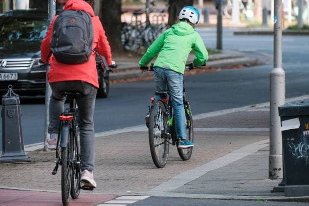 Düsseldorf 04.10.2023 Fahrradfahrer Fahrradfahren Strassenverkehr Mobilitätswende Fahrrad Unfallgefahr Unfallversicherung Fahrradweg Kinderfahrrad Düsseldorf Nordrhein-Westfalen Deutschland *** Duesseldorf 04 10 2023 cyclist cycling road traffic mobility change bicycle accident danger accident insurance bicycle way child bicycle Duesseldorf North Rhine Westphalia Germany
