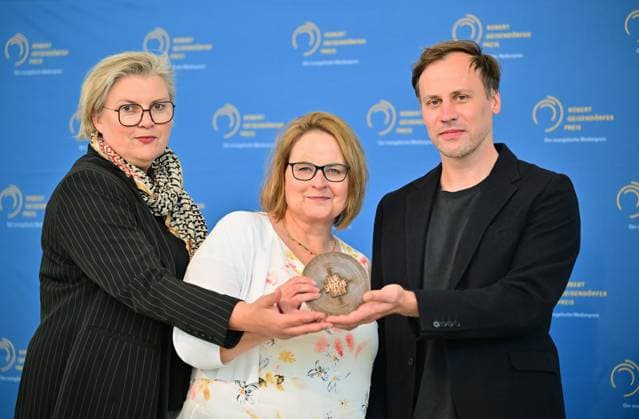 Insgesamt acht Medienproduktionen sind am Mittwoch (04.10.2023) in den Raeumen des Hessischen Rundfunks in Frankfurt a. M. mit dem Robert Geisendoerfer Preis ausgezeichnet worden. Der Robert Geisendoerfer Preis ist der Medienpreis der evangelischen Kirche fuer Hoerfunk und Fernsehen und seit 2022 auch fuer Online-Formate. Er wird im Gedenken an den christlichen Publizisten Robert Geisendoerfer vergeben. Die Verleihung war verbunden mit einem Festakt zum 50-jaehrigen Bestehen des Gemeinschaftswerk der Evangelischen Publizistik (GEP) , dessen Gruendungsdirektor Robert Geisendoerfer war. Das vor 50 Jahren gegruendete GEP mit Hauptsitz in Frankfurt ist das bundesweite Medien-Dienstleistungsunternehmen der Evangelischen Kirche in Deutschland (EK Copyright: epd-bild ThomasxLohnes epd-Robert_Geisendoerfer_Preis1 - Kopieren