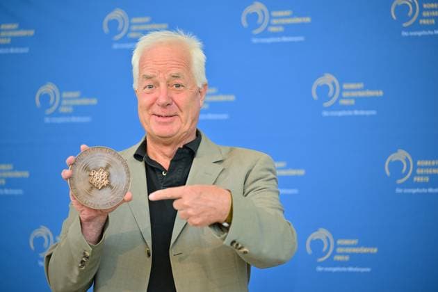 Insgesamt acht Medienproduktionen sind am Mittwoch (04.10.2023) in den Raeumen des Hessischen Rundfunks in Frankfurt a. M. mit dem Robert Geisendoerfer Preis ausgezeichnet worden. Der Robert Geisendoerfer Preis ist der Medienpreis der evangelischen Kirche fuer Hoerfunk und Fernsehen und seit 2022 auch fuer Online-Formate. Er wird im Gedenken an den christlichen Publizisten Robert Geisendoerfer vergeben. Die Verleihung war verbunden mit einem Festakt zum 50-jaehrigen Bestehen des Gemeinschaftswerk der Evangelischen Publizistik (GEP) , dessen Gruendungsdirektor Robert Geisendoerfer war. Das vor 50 Jahren gegruendete GEP mit Hauptsitz in Frankfurt ist das bundesweite Medien-Dienstleistungsunternehmen der Evangelischen Kirche in Deutschland (EK Copyright: epd-bild ThomasxLohnes epd-Robert_Geisendoerfer_Preis2 - Kopieren