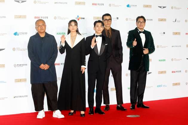October 4, 2023, BUSAN, SOUTH KOREA: Oct 4, 2023-Busan, South Korea-From Left Director Baek Jong Ryeol, Actress Han Hyo Joo, Actor Oh Seung Hoon, Actor Cha Seung Won, Actor Cho Jin Woong pose for photowall during the 28th Busan International Film Festival Red Carpet Event at Busan Cinema Center in Busan, South Korea BUSAN SOUTH KOREA - ZUMAr168 20231004_aap_r168_009 Copyright: xRyuxSeung-Ilx