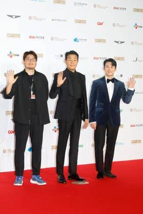 October 4, 2023, BUSAN, SOUTH KOREA: Oct 4, 2023-Busan, South Korea-From Left Producer Song Dae Chan, Actor Park Sung Woong, Actor Kim Joon Han pose for photowall during the 28th Busan International Film Festival Red Carpet Event at Busan Cinema Center in Busan, South Korea BUSAN SOUTH KOREA - ZUMAr168 20231004_aap_r168_012 Copyright: xRyuxSeung-Ilx