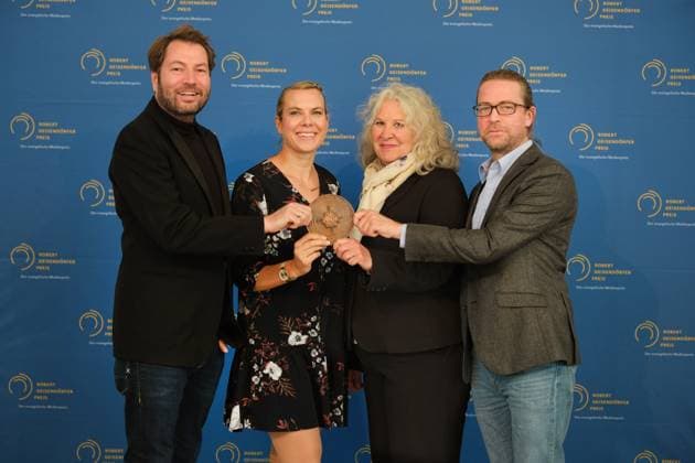 Entertainment Bilder des Tages Insgesamt acht Medienproduktionen sind am Mittwoch (04.10.2023) in den Raeumen des Hessischen Rundfunks in Frankfurt a. M. mit dem Robert Geisendoerfer Preis ausgezeichnet worden. Der Robert Geisendoerfer Preis ist der Medienpreis der evangelischen Kirche fuer Hoerfunk und Fernsehen und seit 2022 auch fuer Online-Formate. Er wird im Gedenken an den christlichen Publizisten Robert Geisendoerfer vergeben. Die Verleihung war verbunden mit einem Festakt zum 50-jaehrigen Bestehen des Gemeinschaftswerk der Evangelischen Publizistik (GEP) , dessen Gruendungsdirektor Robert Geisendoerfer war. Das vor 50 Jahren gegruendete GEP mit Hauptsitz in Frankfurt ist das bundesweite Medien-Dienstleistungsunternehmen der Evangelischen Kirche in Deutschland (EK Copyright: epd-bild TimxWegner epd-Preis6