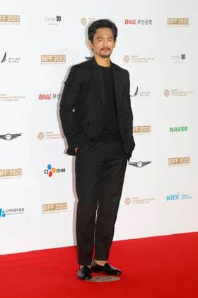 October 4, 2023, Busan, South Korea: Actor John Cho pose for photowall during the 28th Busan International Film Festival Red Carpet Event at Busan Cinema Center in Busan, South Korea Busan SOUTH KOREA - ZUMAr168 20231004_aap_r168_020 Copyright: xRyuxSeung-Ilx