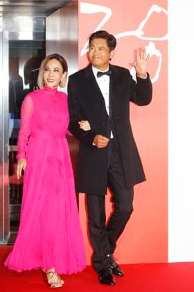 October 4, 2023, Busan, South Korea: From Left Producer Jasmin Chow, Actor Yun Fat Chow move to photowall during the 28th Busan International Film Festival Red Carpet Event at Busan Cinema Center in Busan, South Korea BUSAN SOUTH KOREA - ZUMAr168 20231004_aap_r168_022 Copyright: xRyuxSeung-Ilx