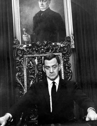 Film Lover Come Back Actor Tony Randall in a scene of the film Los Angeles USA  Copyright: xLeoxFuchsx 0097 Tony Randall (Lover Come Back) CHAIR WITH PORTRAIT SET