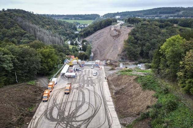 Bilder des Jahres 2023, News 10 Oktober News Themen der Woche KW40 News Bilder des Tages Spatenstich für neue Rahmedetalbrücke. *** NUR FÜR REDAKTIONELLE ZWECKE *** EDITORIAL USE ONLY ***<p>Spatenstich für die neue Rahmedetalbrücke am Donnerstag den 5. Oktober in Lüdenscheid. Deutschland NRW Lüdenscheid Copyright: RalfxRottmann *** Groundbreaking ceremony for new Rahmedetal bridge FOR EDITORIAL PURPOSES ONLY EDITORIAL USE ONLY p Groundbreaking ceremony for the new Rahmedetal bridge on Thursday the 5th of October in Lüdenscheid Germany NRW Lüdenscheid Copyright RalfxRottmann Copyright: RalfxRottmann doc7s93ddjpu4616zaxaeck ,EDITORIAL USE ONLY