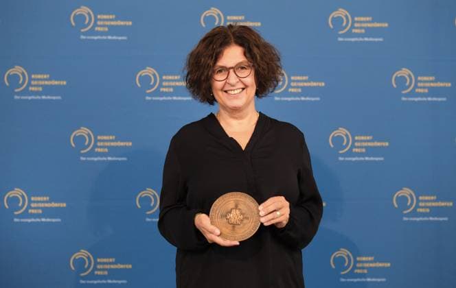Insgesamt acht Medienproduktionen sind am Mittwoch (04.10.2023) in den Raeumen des Hessischen Rundfunks in Frankfurt a. M. mit dem Robert Geisendoerfer Preis ausgezeichnet worden. Der Robert Geisendoerfer Preis ist der Medienpreis der evangelischen Kirche fuer Hoerfunk und Fernsehen und seit 2022 auch fuer Online-Formate. Er wird im Gedenken an den christlichen Publizisten Robert Geisendoerfer vergeben. Die Verleihung war verbunden mit einem Festakt zum 50-jaehrigen Bestehen des Gemeinschaftswerk der Evangelischen Publizistik (GEP) , dessen Gruendungsdirektor Robert Geisendoerfer war. Das vor 50 Jahren gegruendete GEP mit Hauptsitz in Frankfurt ist das bundesweite Medien-Dienstleistungsunternehmen der Evangelischen Kirche in Deutschland (EK Copyright: epd-bild TimxWegner Preis33