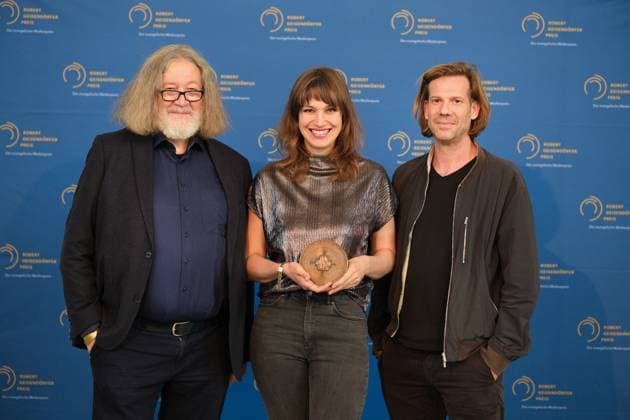 Insgesamt acht Medienproduktionen sind am Mittwoch (04.10.2023) in den Raeumen des Hessischen Rundfunks in Frankfurt a. M. mit dem Robert Geisendoerfer Preis ausgezeichnet worden. Der Robert Geisendoerfer Preis ist der Medienpreis der evangelischen Kirche fuer Hoerfunk und Fernsehen und seit 2022 auch fuer Online-Formate. Er wird im Gedenken an den christlichen Publizisten Robert Geisendoerfer vergeben. Die Verleihung war verbunden mit einem Festakt zum 50-jaehrigen Bestehen des Gemeinschaftswerk der Evangelischen Publizistik (GEP) , dessen Gruendungsdirektor Robert Geisendoerfer war. Das vor 50 Jahren gegruendete GEP mit Hauptsitz in Frankfurt ist das bundesweite Medien-Dienstleistungsunternehmen der Evangelischen Kirche in Deutschland (EK Copyright: epd-bild TimxWegner Preis60