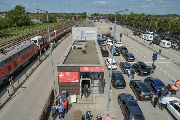 Bahnhof, Verladung, Autos, Autozug, Sylt-Shuttle, Niebüll, Schleswig-Holstein, Deutschland *** Train station, loading, cars, car train, Sylt Shuttle, Niebüll, Schleswig Holstein, Germany