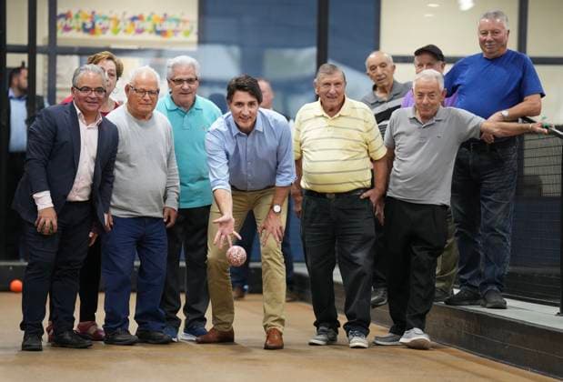 News Bilder des Tages October 5, 2023, WOODBRIDGE, ON, CANADA: Canadian Prime Minister Justin Trudeau, centre, plays a game of bocce while visiting a community centre with seniors in the Vaughan, Ont., town of Woodbridge, Thursday, Oct. 5, 2023. WOODBRIDGE CANADA - ZUMAc35_ 20231005_zaf_c35_055 Copyright: xNathanxDenettex
