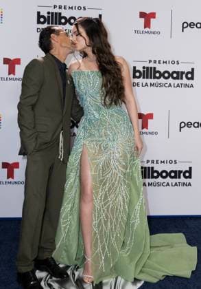 Marc Anthony and his wife Nadia Ferreira arrive on the red carpet at the 2023 Latin Billboard Music Awards at the University of Miami, Watsco Center, Thursday, October 05, 2023 in Coral Gables, Florida.  MIA20231005132 GARYxIxROTHSTEIN