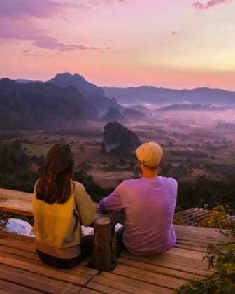 Creative Highlights Symbolbilder couple watching the Sunrise with fog at Phu Langka in Northern Thailand, Phu Langka National Park couple of men and women watching the Sunrise with fog and mist at Phu Langka mountains in Northern Thailand, Mountain View of Phu Langka National Park at Phayao Province ,model released, Symbolfoto Copyright: xZoonar.com FokkexBaarssenx 20506551 ,model released, Symbolfoto ,property released