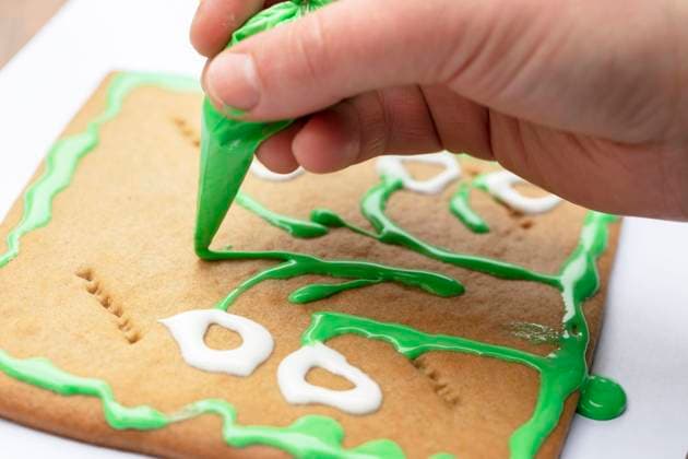 Draw with cream icing on a gingerbread master class. Draw with cream icing on a gingerbread master class. Copyright: xZoonar.com LazarenkaxSviatlanax 20514940