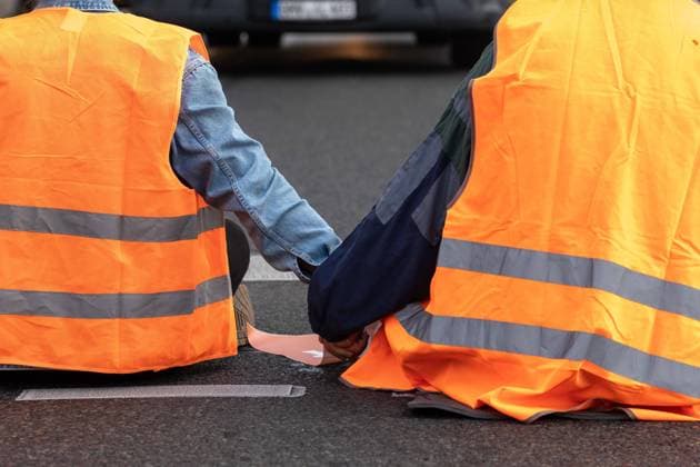 Klimaaktivisten vom Aufstand der Letzten Generation blockieren mit einer zweiten Protestwelle weiterhin Berliner Straßen im morgendlichen Berufsverkehr. Auf der Prenzlauer Allee im Stadtteil Prenzlauer Berg klebten sich heute morgen Aktivisten auf die Straße und aneinander. Die Aktivisten fordern den sofortigen Ausstieg aus der Nutzung fossiler Brennstoffe. Climate activists from the Uprising of the Last Generation continue to block Berlin streets in the morning rush hour with a second wave of protests. On Prenzlauer Allee in the Prenzlauer Berg district this morning, activists glued themselves to the street and to each other. The activists are calling for an immediate phase-out of fossil fuel use. Protest der Klimaaktivisten vom Aufs s_p20230504-1337.jpg