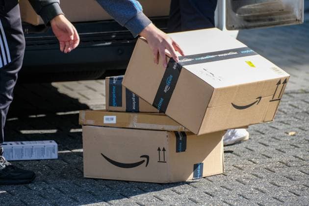 Düsseldorf 06.10.2023 Amazon Prime Retouren Retoure CO2 Online shoppen einkaufen onlineshopping Internetshopping Paketboom Paketbote Onlinehandel Paketsteuer Paketversandsteuer Paketabgabe Amazonsteuer Amazon-SteuerPost DHL Paket Pakete Paketwagen Postpaketwagen Paketzusteller CO2 Online-Steuer Deutsche Post Paketboten Düsseldorf Nordrhein-Westfalen Deutschland *** Düsseldorf 06 10 2023 Amazon Prime returns CO2 online shopping onlineshopping internet shopping parcel boom parcel messenger online trade parcel tax parcel shipping tax parcel delivery Amazon tax Amazon SteuerPost DHL parcel parcel trolley postal parcel trolley parcel delivery CO2 online tax Deutsche Post parcel messenger Düsseldorf North Rhine Westphalia Germany