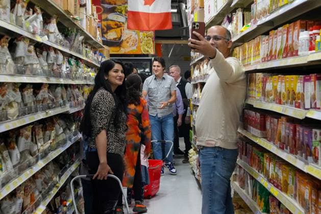 October 6, 2023, Cambridge, ON, CAN: Prime Minister Justin Trudeau visits Desi Food Mart, in Cambridge, Ont., Friday, Oct. 6, 2023. Cambridge CAN  - ZUMAc35_ 20231006_zaf_c35_055 Copyright: xChrisxYoungx