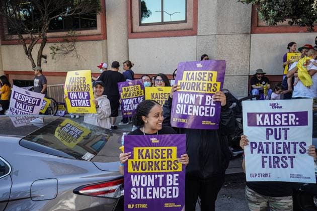 Kaiser Strike in San Francisco, US - 06 Oct 2023 Kaiser Permanente workers hold placards expressing their opinion during the demonstration. On October 4th, 2023, a significant strike unfolds as over 75,000 Kaiser Permanente workers staged protests at hospitals across five states. The labor strike stemmas from a failure in negotiations to address a contentious staffing level dispute and increase salary. As the dispute escalates, workers united in their demand for better staffing conditions and negotiations with the healthcare provider. The strike is scheduled to conclude on October 7th. San Francisco United States Copyright: xMichaelxHoxWaixLeex xSOPAxImagesx MichaelHo3387