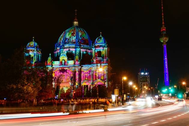 Bilder des Jahres 2023, Entertainment 10 Oktober Entertainment Themen der Woche KW40 Festival of Lights 2023 Blick am 6. Oktober 2023 auf den beleuchteten Berliner Dom Am Lustgarten Unter den Linden während des Festival of Lights in Berlin. Berlin Berlin Deutschland _JK10363 *** Festival of Lights 2023 View on October 6, 2023 on the illuminated Berlin Cathedral At the Lustgarten Unter den Linden during the Festival of Lights in Berlin Berlin Germany JK10363