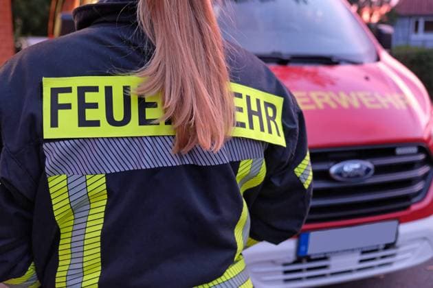 Feuerwehr- Feuerwehr in verschiedenen Bildern und Aktionen in Deutschland Fahrzeug, Feuerwehrfahrzeug, Feuerwehrauto, Einsatzfahrzeug, Feuerwehrfrau, Feuerwehr-Feuerwehr in Deutschland *** fire department firefighters in different pictures and actions in germany vehicle, fire engine, fire truck, emergency vehicle, firefighter, fire department firefighters in germany