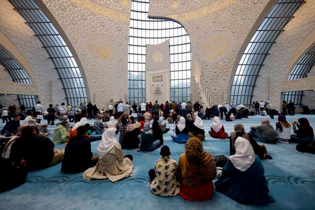 Innenansicht der DITIB Zentralmoschee in Ehrenfeld am Tag der offenen Moschee . An der Kölner Zentralmoschee darf seit 2022 freitags per Lautsprecher von einem Muezzin zum Gebet gerufen werden. (Themenbild, Symbolbild) Köln, 03.10.2023 NRW Deutschland *** Interior view of the DITIB Central Mosque in Ehrenfeld on the Day of the Open Mosque At the Central Mosque in Cologne, a muezzin has been allowed to call people to prayer via loudspeaker on Fridays since 2022 Topic image, symbol image Cologne, 03 10 2023 NRW Germany Copyright: xChristophxHardtx