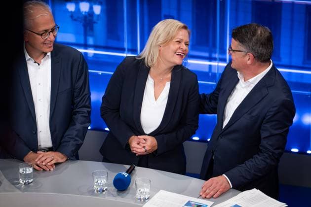 Landtagswahl Hessen Tarek Al-Wazir Spitzenkandidat der Gruenen fuer die Landtagswahl in Hessen gemeinsam mit Nancy Faeser Spitzenkandidatin der SPD fuer die Landtagswahl in Hessen lachend mit Boris Rhein Spitzenkandidat der CDU fuer die Landtagswahl in Hessen im Fersehstudio im Hessischen Landtag zum gemeinsamen Interview bei der ARD im Rahmen der Landtagswahl 2023 in Hessen, Wiesbaden, 08.10.2023 Wiesbaden Hessen Deutschland *** Hesse state election Tarek Al Wazir top candidate of the Greens for the state election in Hesse together with Nancy Faeser top candidate of the SPD for the state election in Hesse laughing with Boris Rhein top candidate of the CDU for the state election in Hesse in the Fersehstudio in the Hesse state parliament fo