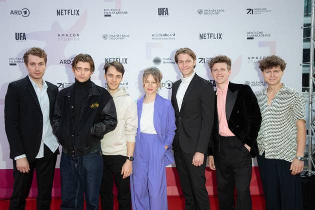 Award First Steps 2023 Laszlo Branko Breiding, Paul Sundheim, Richard Kreutz, Anna Bachmann, Lennart Betzgen and Tom Böttcher at the First Steps Award at the Stage Theater des Westens in Berlin on 09 10 2023 Copyright: xEventpressxKochanx