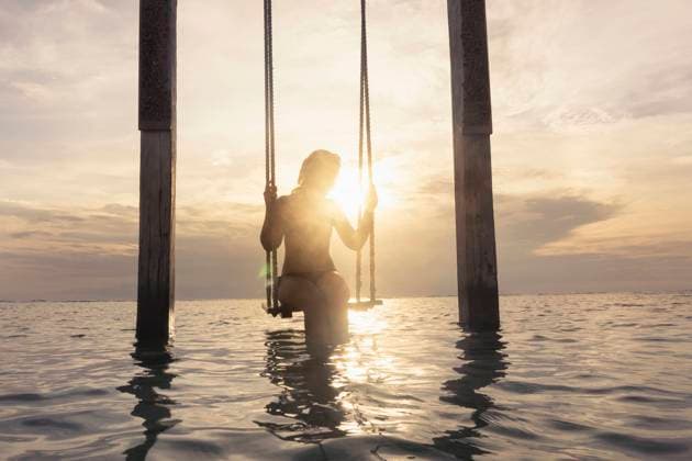 Creative Highlights Symbolbilder Woman sitting on rope swing at beach against sunset, Gili Trawangan, Lombok, Indonesia Gili Trawangan, Gili Trawangan, Indonesia CR_RONI160314-01798-01 ,model released, Symbolfoto