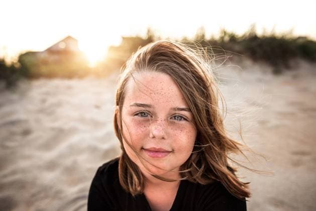Creative Highlights Symbolbilder Beautiful young girl with freckles smiling at the beach Avon, North Carolina, United States CR_JOKU231007-1203319-01 ,model released, Symbolfoto