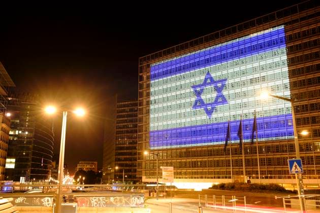 Bilder des Jahres 2023, News 10 Oktober News Themen der Woche KW40 EU Commission Building Lit Up With The Israeli Flag - Brussels European Commission building is illuminated with the Israeli flag as clashes continue between Israeli forces and Palestinian armed groups in Brussels, Belgium on October 08, 2023. Photo by Thierry Monasse ANDBZ ABACAPRESS.COM Brussels Belgium  Copyright: xMonassexThierry ANDBZ ABACAx 870960_005 MonassexThierry ANDBZ ABACAx 870960_005