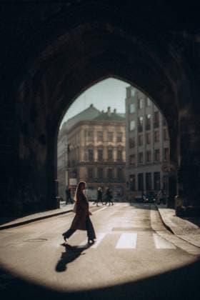 A young woman walks in the morning in sunny Prague Prague, Prague, Czechia CR_UJEL23100772-1264748-01 ,model released, Symbolfoto