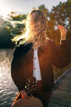 Woman with a guitar on the lake in autumn Prague, Prague, Czechia CR_UJEL231007FC-1264500-01 ,model released, Symbolfoto