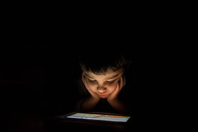 Engrossed boy enjoys a show on his ipad. United States, District of Columbia, Washington R_YWPB231006G-1261762-01 ,model released, Symbolfoto