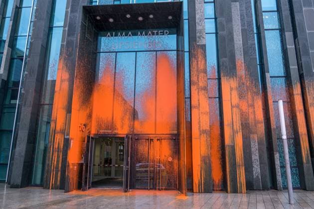 News Themen der Woche KW41 News Bilder des Tages AKtivisten der Letzten Generation haben am Montag morgen den Haupteingang der Universität Leipzig am Augustusplatz mit Orangener Farbe besprüht und für erheblichen Sachschaden gesorgt. Letzte Generation Leipzig *** AKtivists of the Last Generation have sprayed on Monday morning the main entrance of the University of Leipzig at Augustusplatz with orange paint and caused considerable property damage Last Generation Leipzig