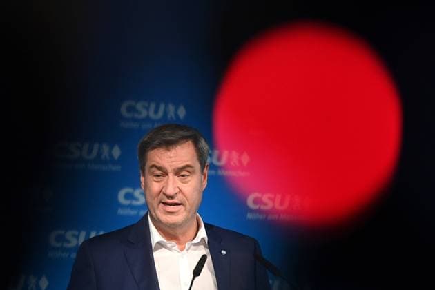 News Bilder des Tages Markus SOEDER (Ministerpraesident Bayern und CSU Vorsitzender), hinter Rotlicht. Einzelbild,angeschnittenes Einzelmotiv,Portraet,Portrait,Porträt. Pressekonferenz im Anschluss an die Vorstandssitzung des CSU Praesidiums in der CSU Landesleitung in Muenchen am 09.10.2023 *** Markus SOEDER Ministerpraesident Bavaria and CSU Chairman , behind red light single image,cropped single image,portrait,portrait press conference following the board meeting of the CSU Praesidium in the CSU Landesleitung in Munich on 09 10 2023