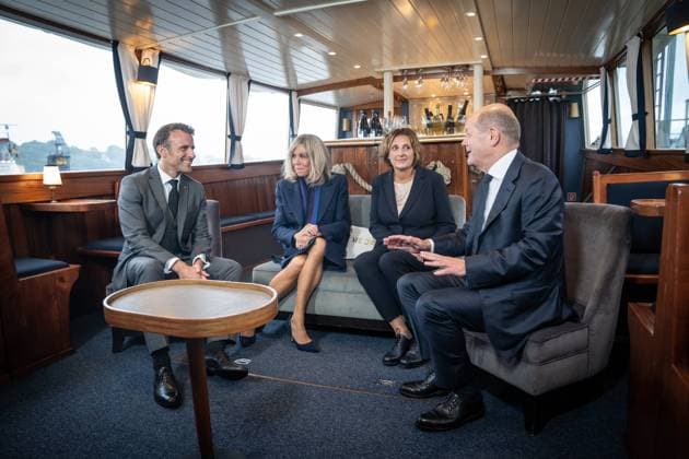Bilder des Jahres 2023, Entertainment 10 Oktober Entertainment Themen der Woche KW41 News Bilder des Tages Deutsch-Französische Kabinettsklausur in Hamburg Erstes bilaterales Gespräch zwischen Olaf Scholz, Bundeskanzler und Emmanuel Macron, Staatspräsident der Französischen Republik, auf der Elbe zu Beginn ihrer Hafenrundfahrt - mit Brigitte Macron, Ehefrau französischer Staatspräsident, und Britta Ernst, Ehefrau Bundeskanzler;Deutsch-Französische Kabinettsklausur in Hamburg Erstes bilaterales Gespräch zwischen Olaf Scholz, Bundeskanzler und Emmanuel Macron, Staatspräsident der Französischen Republik, auf der Elbe zu Beginn ihrer Hafenrundfahrt - mit Brigitte Macron, Eh, Hamburg Hamburg Deutschland Hamburger Hafen *** German French Cabinet Retreat in Hamburg First bilateral conversation between Olaf Scholz, German Chancellor an
