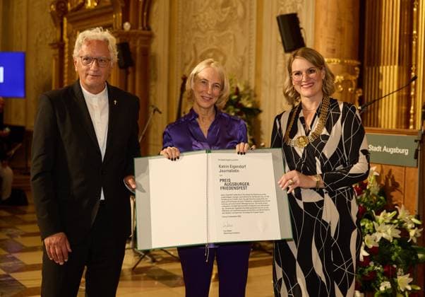 f l Axel Piper Regional Bishop , Katrin Eigendorf Award winner , Eva Weber Mayor of the City of Augsburg Ceremonial awarding of the Augsburg Peace Award 2023 to journalist Katrin Eigendorf Ceremonial awarding of the Augsburg Peace Award 2023 to journalist Katrin Eigendorf B-HAUPT