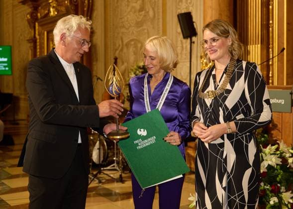 f l Axel Piper Regional Bishop presents the sculpture of the Augsburg Peace Prize to Katrin Eigendorf, Eva Weber Mayor of the City of Augsburg Ceremonial awarding of the Augsburg Peace Prize 2023 to journalist Katrin Eigendorf Ceremonial awarding of the Augsburg Peace Prize 2023 to journalist Katrin Eigendorf B-HAUPT