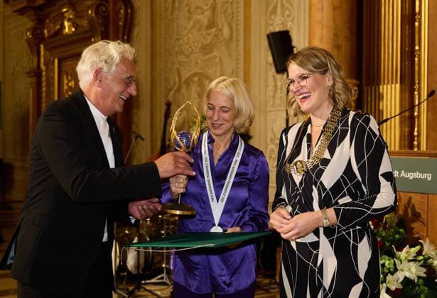 f l Axel Piper Regional Bishop presents the sculpture of the Augsburg Peace Prize to Katrin Eigendorf, Eva Weber Mayor of the City of Augsburg Ceremonial awarding of the Augsburg Peace Prize 2023 to journalist Katrin Eigendorf Ceremonial awarding of the Augsburg Peace Prize 2023 to journalist Katrin Eigendorf B-HAUPT