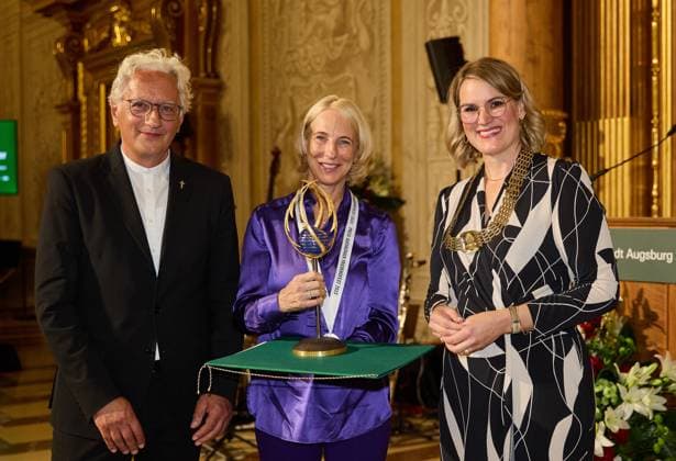 f l Axel Piper Regional Bishop , Katrin Eigendorf with the sculpture of the Augsburg Peace Prize, Eva Weber Mayor of the City of Augsburg Ceremonial awarding of the Augsburg Peace Prize 2023 to journalist Katrin Eigendorf Ceremonial awarding of the Augsburg Peace Prize 2023 to journalist Katrin Eigendorf B-HAUPT