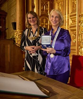 Eva Weber Mayor of the City of Augsburg with Katrin Eigendorf Ceremonial awarding of the Augsburg Peace Prize 2023 to journalist Katrin Eigendorf Ceremonial awarding of the Augsburg Peace Prize 2023 to journalist Katrin Eigendorf B-HAUPT