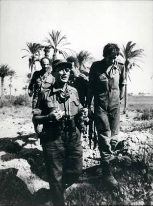 1973 - Suez, Egypt - Israeli defense secretary MOSHE DAYAN on the Egyptian side of the Suez Canal, eating dates during the Yom Kippur War 1973. Suez Egypt - ZUMAk09_ 19600104_baf_k09_194 Copyright: xKeystonexPressxAgencyx