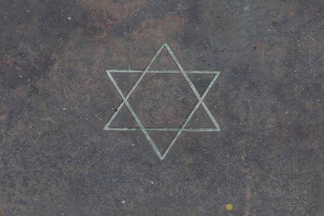 Blick am Montag (09.10.2023) in Neubrandenburg (Landkreis Mecklenburgische Seenplatte) auf den Standort der ehemaligen Synagoge, der heute eine Gendenkstätte ist. Die Synagoge in der Vier-Tore-Stadt wurde am 9. November 1938, der sogenannten Reichspogromnacht, von den Nationalsozialisten niedergebrannt. Später wurde am 23. November 1988 zum 50. Jahrestag der Reichskristallnacht am einstigen Synagogenstandort in der Poststraße eine Gedenkplastik enthüllt. Heute erinnern neben dem Gedenkstein, mehrere Grabsteine an das jüdische Leben in der Stadt. Dazu gibt es vor dem Monument eine Gedenkplatte die auf die Geschehnisse um die jüdische Gemeinde aufmerksam macht. In Mecklenburg Vorpommern sollen ab sofort jüdische Einrichtungen geschützt werden