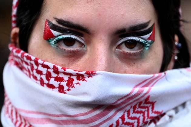 News Themen der Woche KW41 News Bilder des Tages FREE PALESTINE RALLY MELBOURNE, Participants during a rally against the occupation of Palestine and the conflict between Israel and Hamas, at State Library of Victoria, in Melbourne, Tuesday, October 10, 2023. About 900 people are dead and thousands more wounded after the Islamist group Hamas attacked Israeli towns on Saturday in a continuation of a 75-year-long Arab-Israel conflict. ( NO ARCHIVING, EDITORIAL USE ONLY, NO USE IN BOOKS WITHOUT CONSENT MELBOURNE VIC AUSTRALIA  Copyright: xJOELxCARRETTx 20231010001850737640