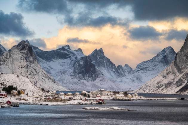  Fischerort Reine, Reinefjord, Moskenesøya, Lofoten, Norwegen, Europa *** fishing village Pure, Reinefjord, Moskenesøya, Lofoten, Norway, Europe Copyright: imageBROKER/RobertxHaasmann ibxroh09700974.jpg